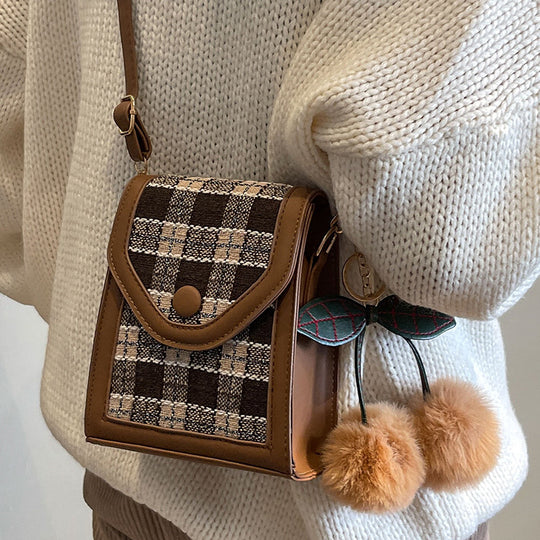 Damen Umhängetasche mit strukturiertem Karomuster und eleganter Klappöffnung Nord Taschen