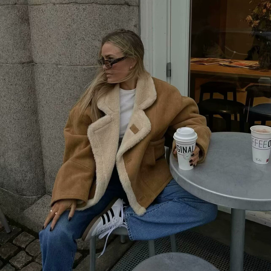 Damen Kurzgeschnittene Fliegerjacke aus Veloursimitat mit Teddyfutter und großem Revers Nord Taschen