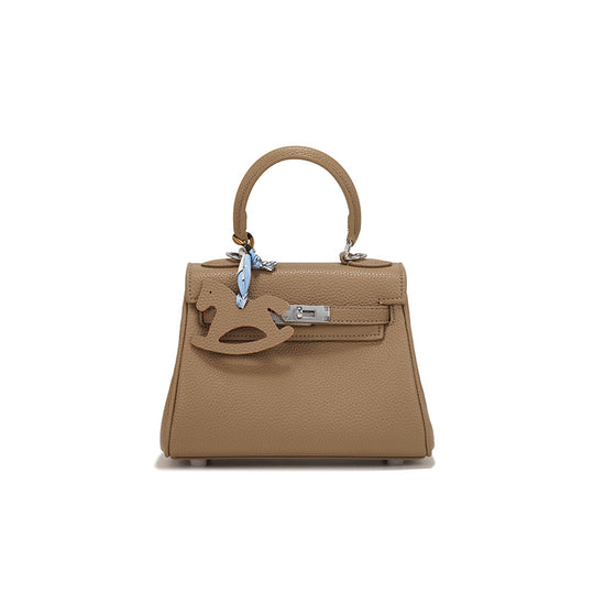 Damen Handtasche im zeitlosen Design mit edlem Schlüsselanhänger Nord Taschen