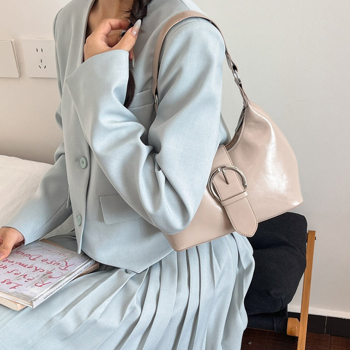 Damen Hobo-Tasche mit elegantem Gurtverschluss und glänzender Oberfläche Nord Taschen