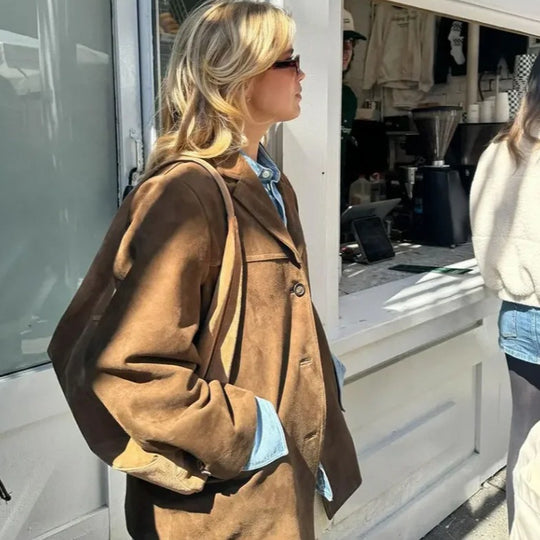 Damen 1700+ taillierter Wollmix‑Kurzblazer mit Reverskragen, durchgehender Knopfleiste und Pattentaschen Nord Taschen