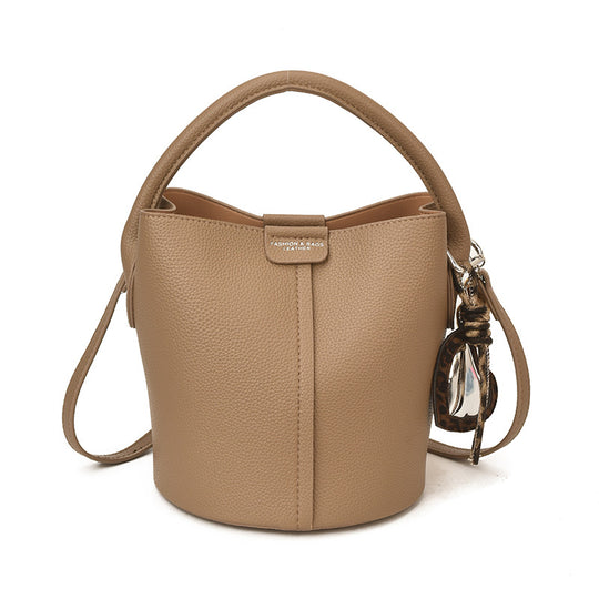 Damen Bucket-Handtasche mit minimalistischem Design und abnehmbarem Anhänger Nord Taschen