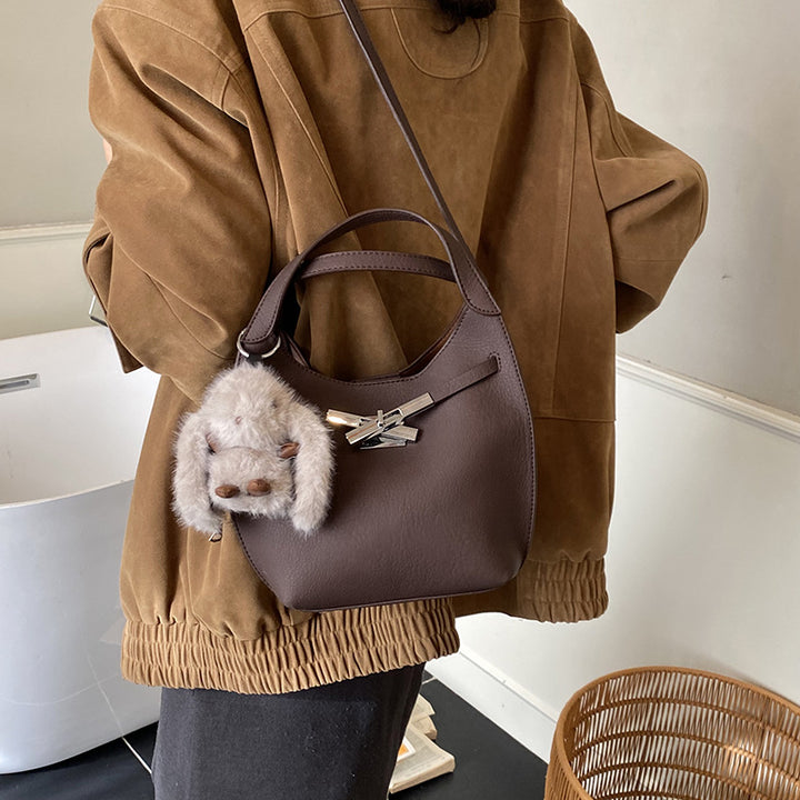 Damen modische Henkeltasche mit plüschigem Anhänger Nord Taschen