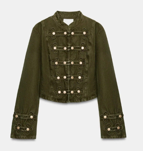 Damen Kurze Militärinspirierte Crop‑Jacke mit Schmuckknopfleiste und Zierstickerei Nord Taschen