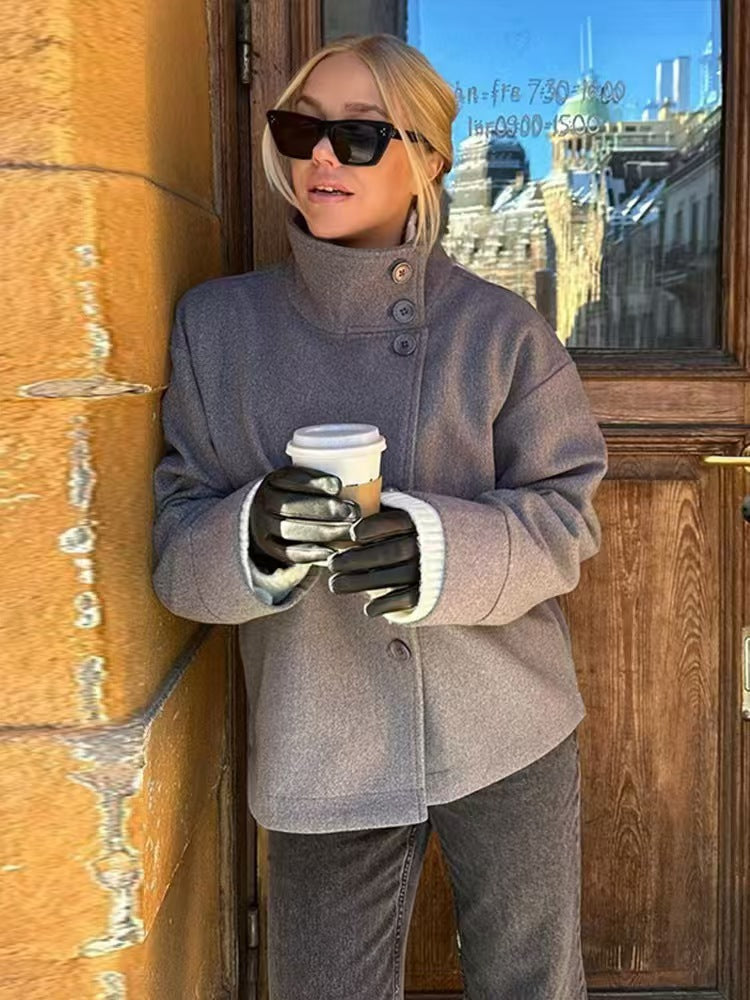Damen Kurz geschnittene Boxy-Jacke mit Stehkragen und asymmetrischer Knopfleiste Nord Taschen