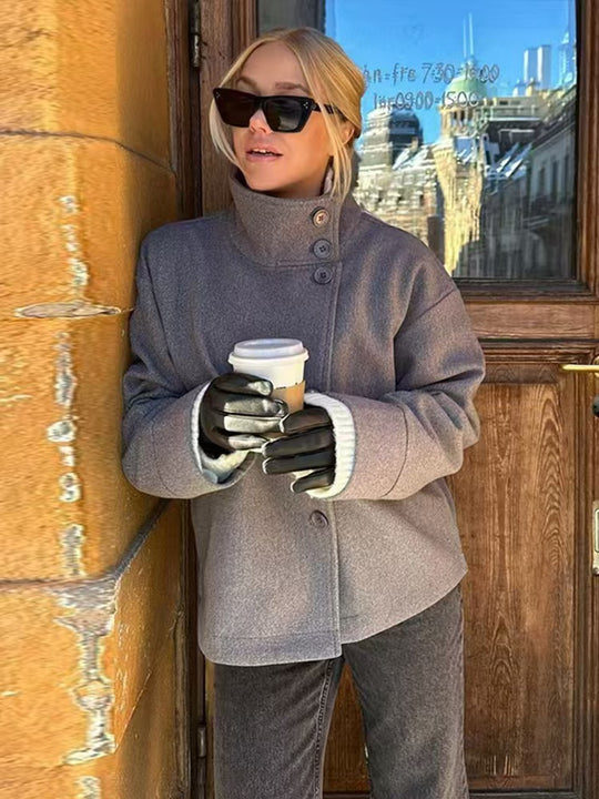 Damen Kurz geschnittene Boxy-Jacke mit Stehkragen und asymmetrischer Knopfleiste Nord Taschen
