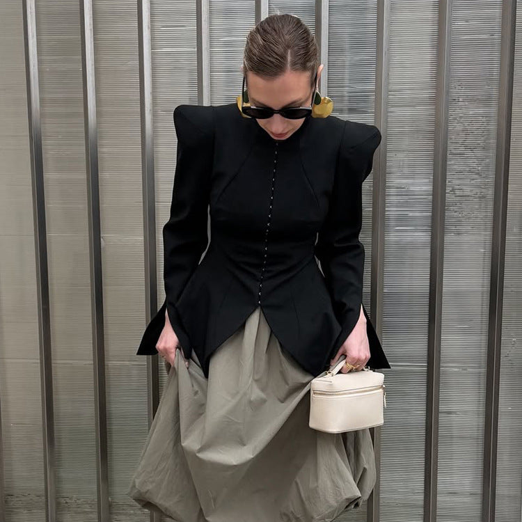 Damen Taillierter Blazer mit skulpturalen Schultern, betonter Taille und spitzem Schößchen Nord Taschen