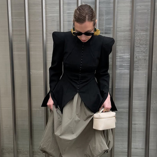 Damen Taillierter Blazer mit skulpturalen Schultern, betonter Taille und spitzem Schößchen Nord Taschen
