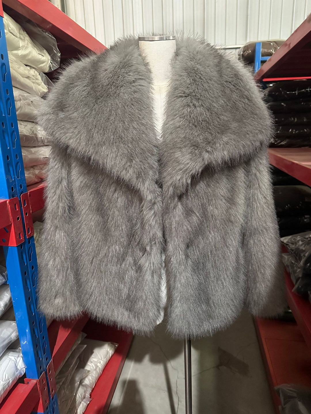 Damen Kurzbolero im Boxy-Cut aus veganem Shaggy-Kunstpelz mit XXL-Schalkragen Nord Taschen