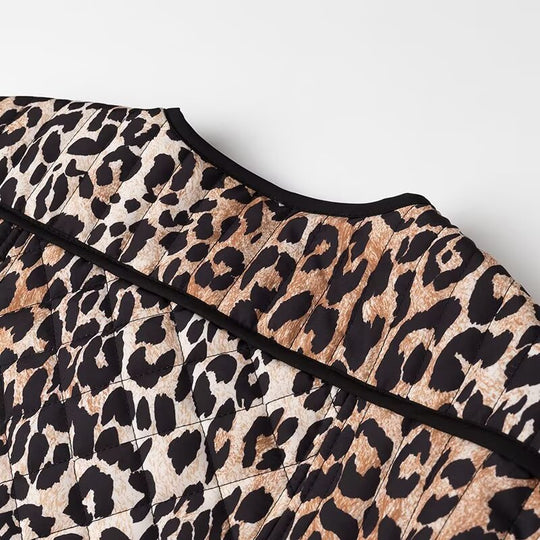Damen Kurzjacke mit Leo‑Alloverprint, Rundhalsausschnitt und kontrastierender Paspel Nord Taschen