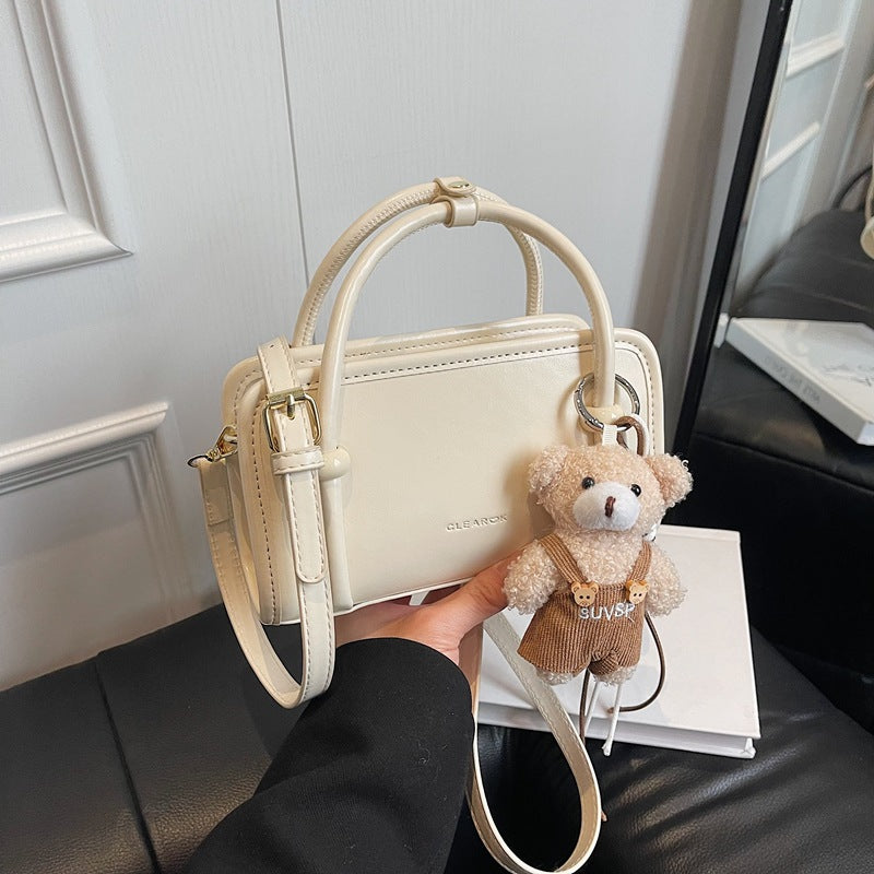 Damen Mini-Handtasche mit niedlichem Bärenanhänger Nord Taschen