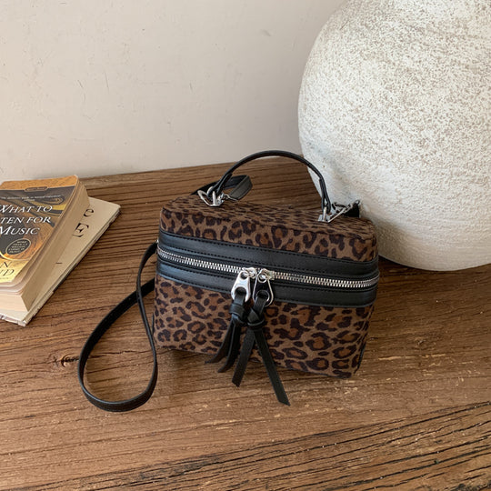 Damen Umhängetasche im modischen Leopardenmuster mit eleganten Reißverschlussdetails Nord Taschen