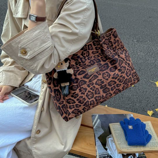 Damen Hobo-Tasche aus weichem Veloursleder mit niedlichem Anhänger Nord Taschen