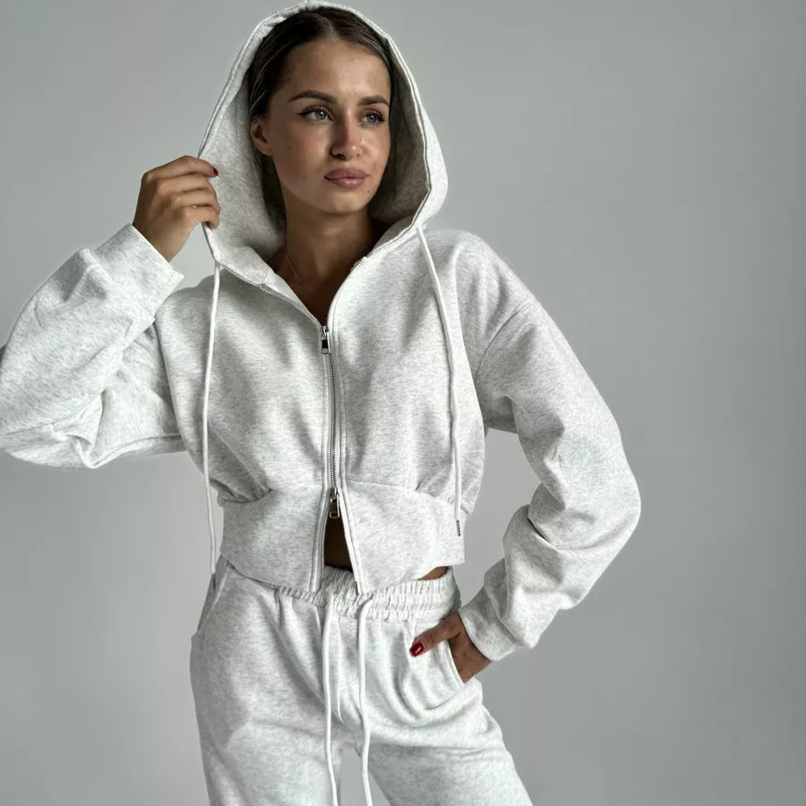 Damen gekürzte Zip-Kapuzenjacke mit formender Taillennaht und relaxed High-Waist Loungehose Nord Taschen