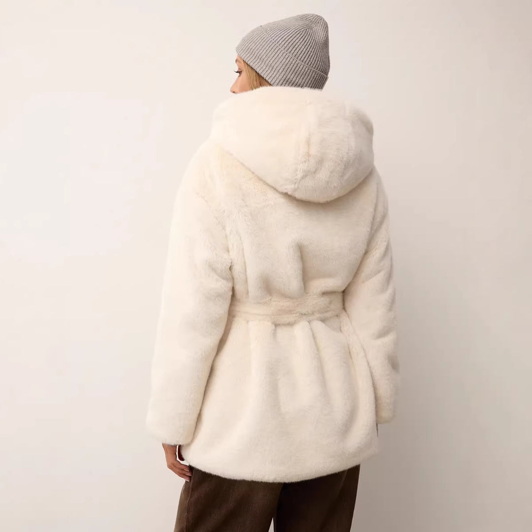 Damen kurzer taillierter Kunstfellmantel mit Kapuze und Bindegürtel Nord Taschen
