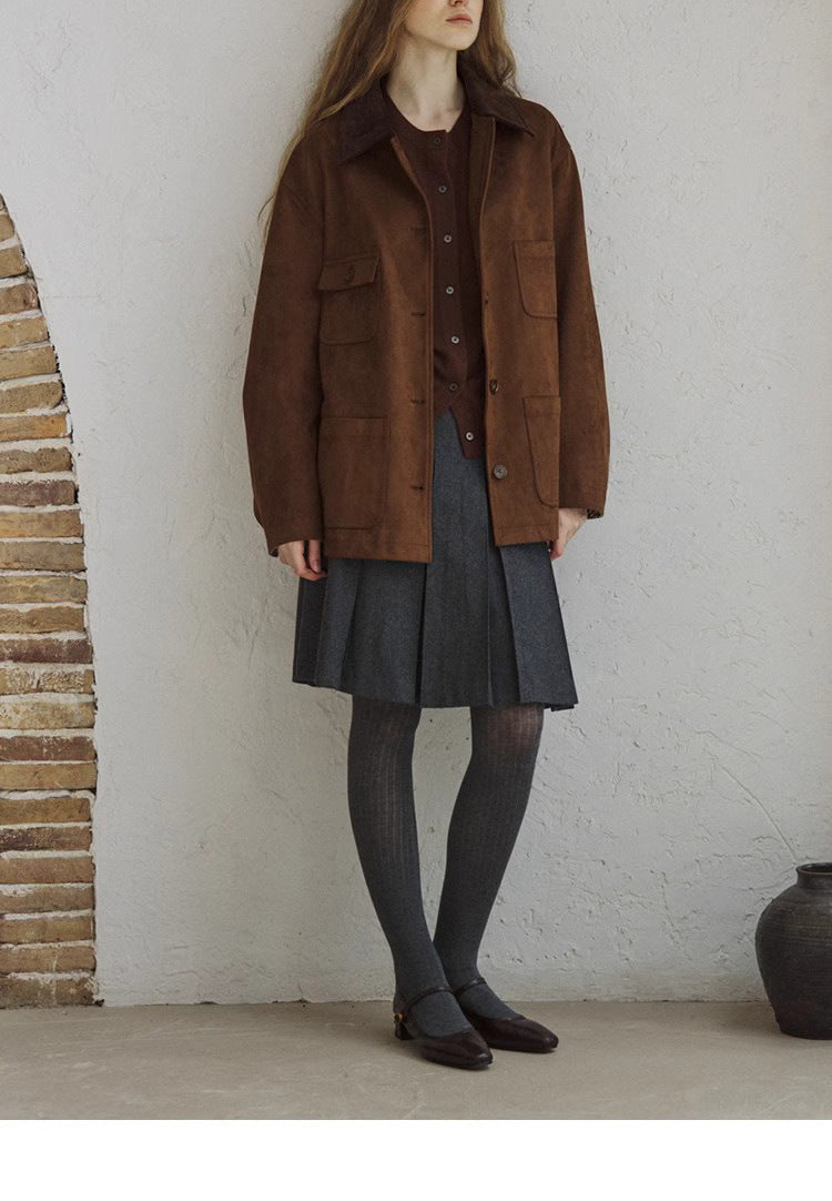 Damen Kurz geschnittene Wildlederjacke mit aufgesetzten Taschen und Karomanschetten Nord Taschen
