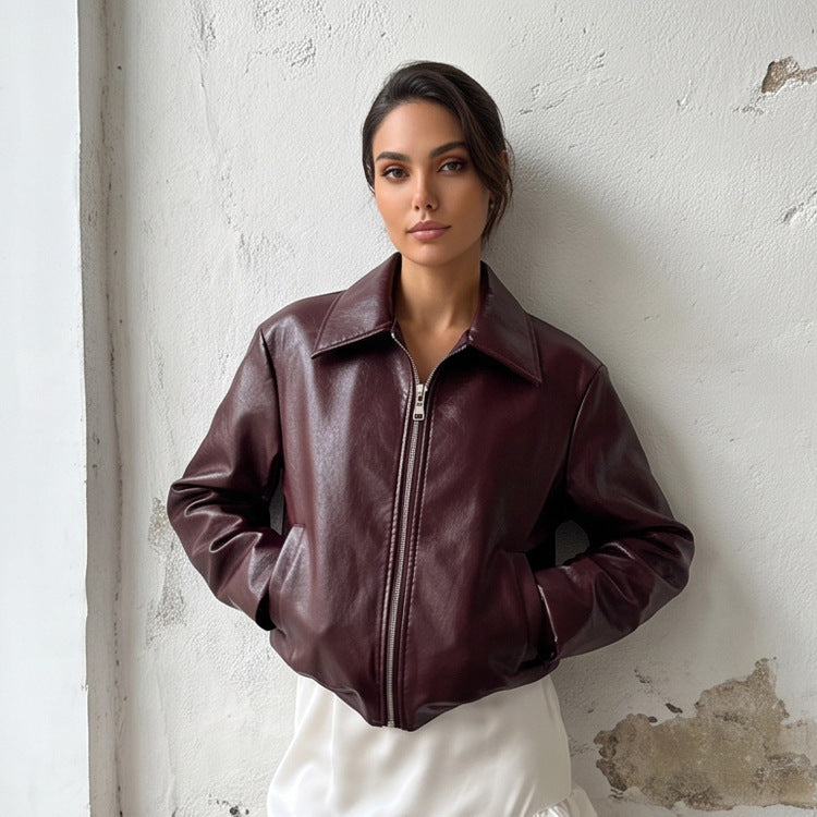 Damen Kurzjacke aus veganer Glattleder‑Optik mit spitzem Hemdkragen und frontalem Reißverschluss Nord Taschen