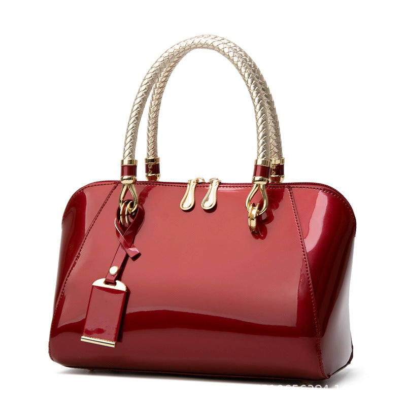 Damen Handtasche mit glänzender Lackoberfläche und geflochtenen Griffen Nord Taschen