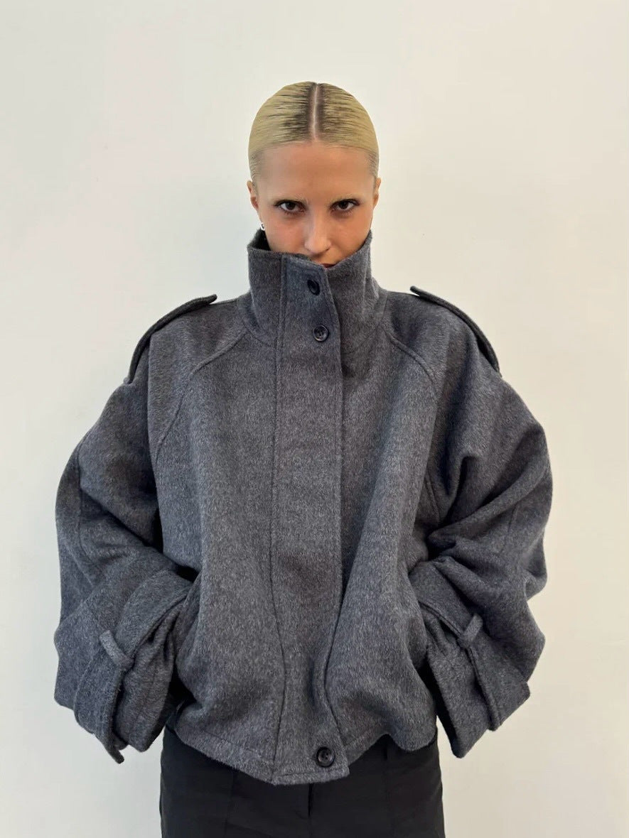 Damen Kurz geschnittene Oversize-Wolljacke mit hohem Stehkragen, Schulterklappen und verstellbaren Ärmelriegeln Nord Taschen