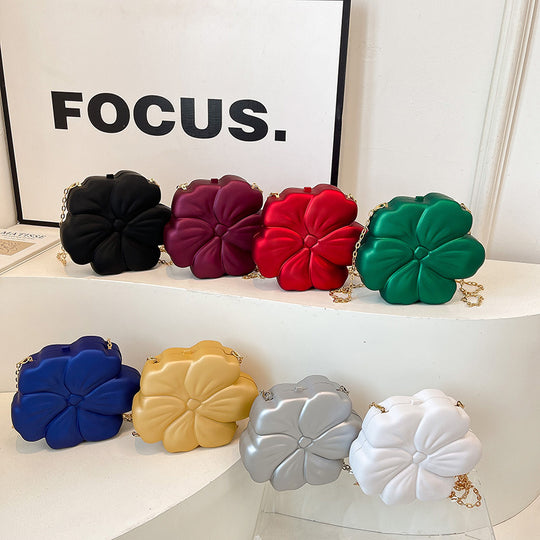 Damen-Clutch mit stilvollem Blumendesign und eleganter Kettenverzierung Nord Taschen