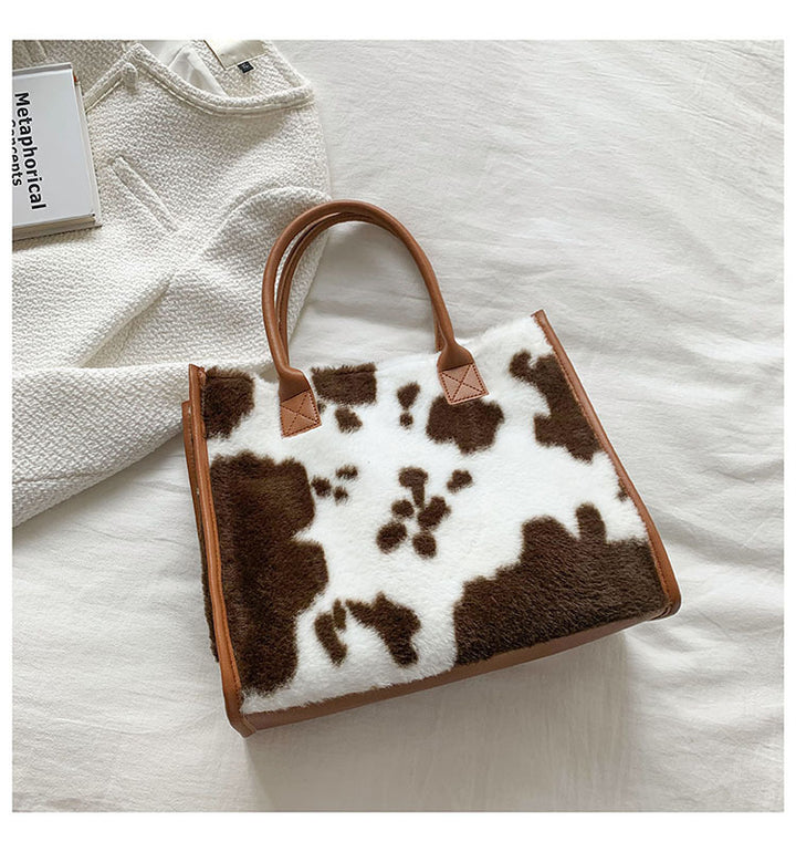 Damen Handtasche mit kuscheligem Kunstfell und eleganten Detailverzierungen Nord Taschen