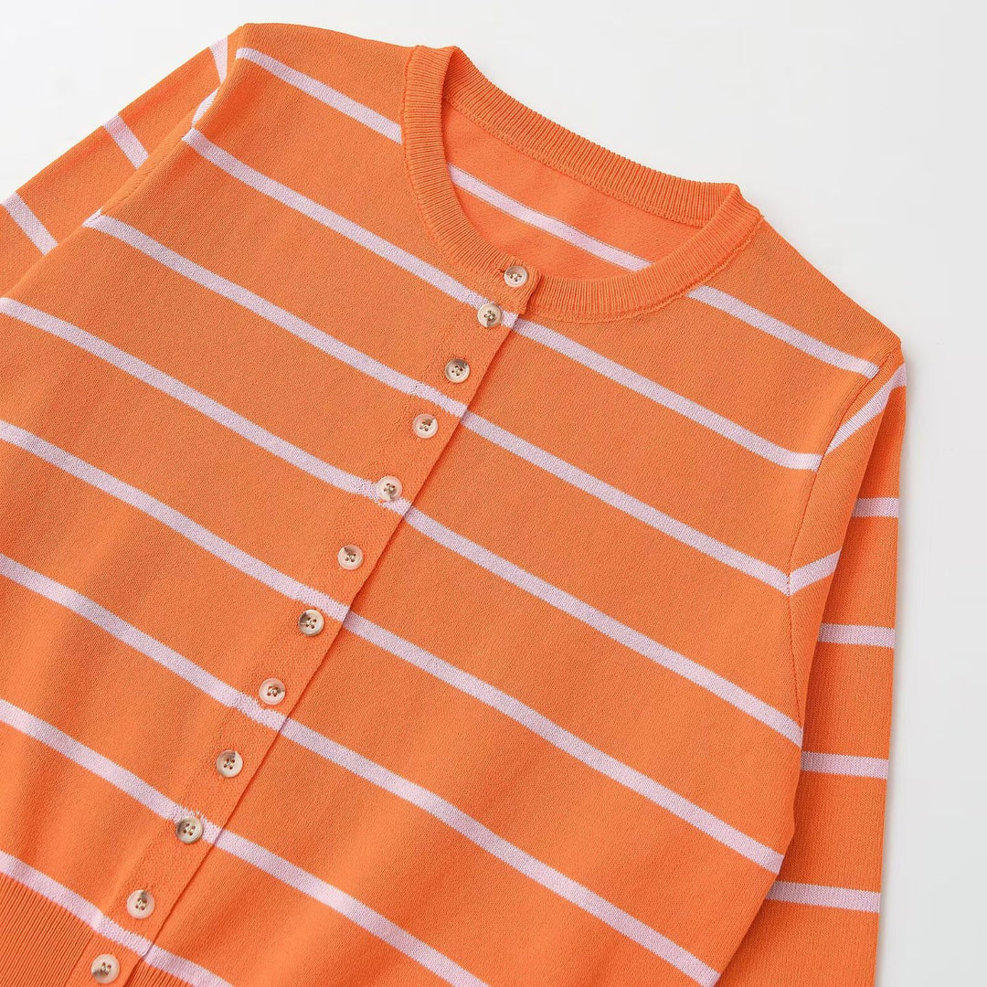 Damen Kurzgeschnittener Feinstrick‑Cardigan mit horizontalen Streifen und Perlmuttknöpfen Nord Taschen