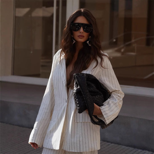 Damen Zweiteiliges Nadelstreifen-Anzugset mit Oversize-Blazer und weiter Bundfaltenhose Nord Taschen