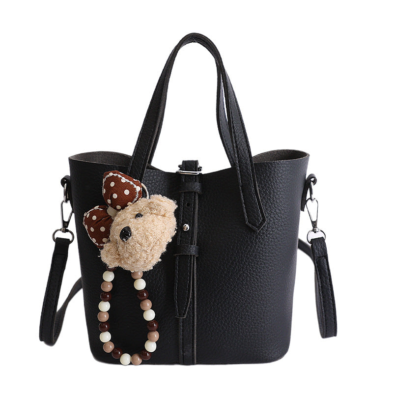 Damen Handtasche mit verspieltem Tieranhänger und hochwertiger Textur Nord Taschen