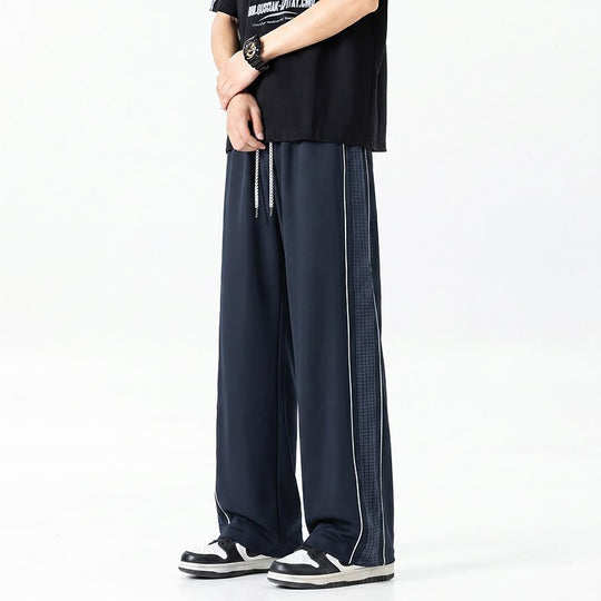 Herren Weite Trackhose im Oversize‑Schnitt mit Tunnelzug und seitlichem Karomuster‑Streifen Nord Taschen