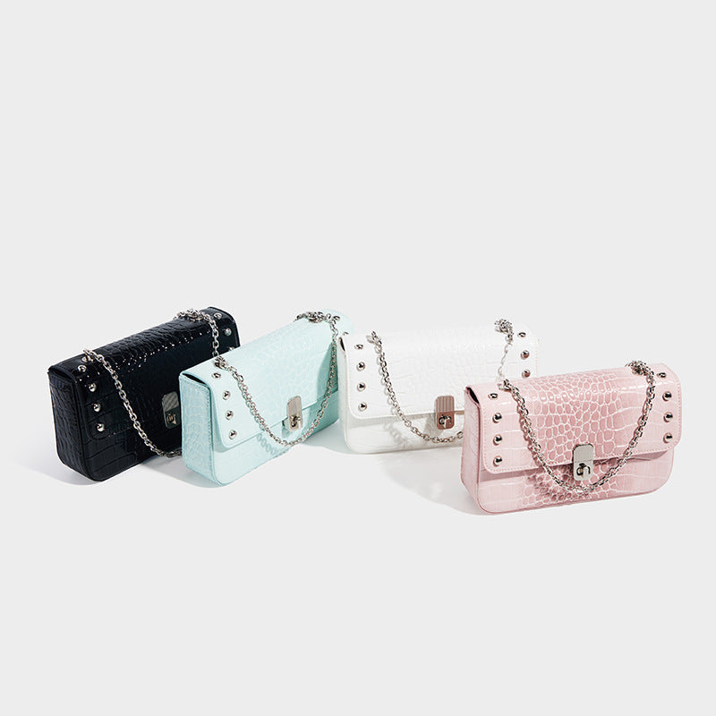 Damen Clutch mit eleganter Kroko-Optik und modischen Metallakzenten Nord Taschen