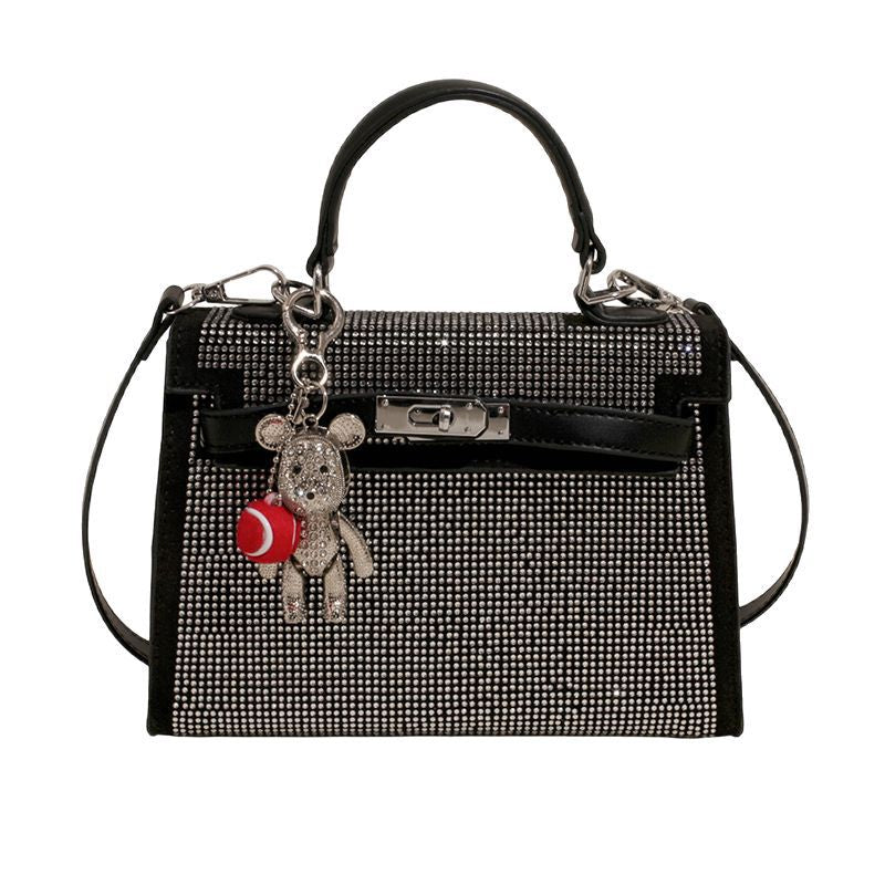 Damen Designer-Handtasche mit funkelndem Strass und verspieltem Anhänger | Nord Taschen