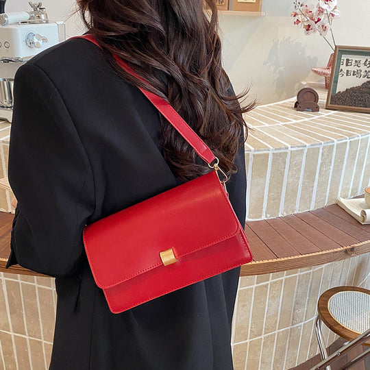 Damen Clutch aus hochwertigem Kunstleder mit dekorativem Kettenriemen Nord Taschen