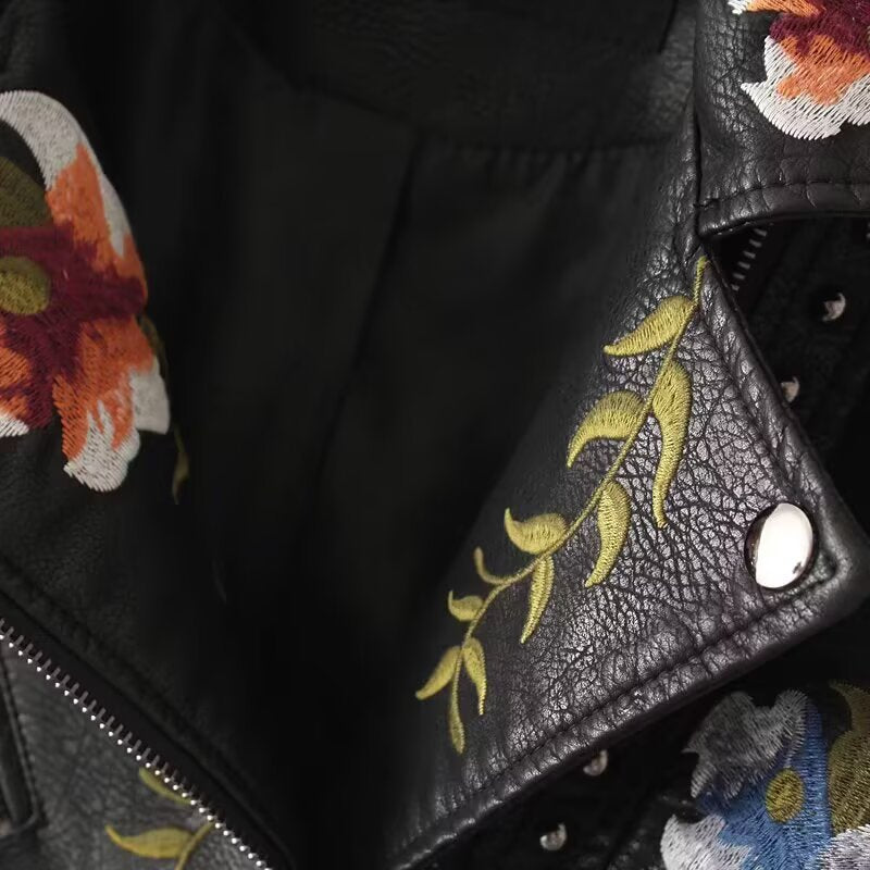 Damen Kurz‑Bikerjacke aus veganer Lederoptik mit bestickten Blumenapplikationen und Nieten Nord Taschen