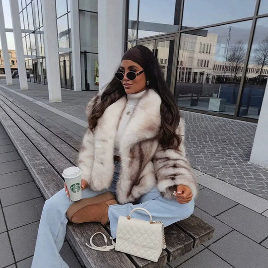 Damen Kurze Plüsch-Kunstpelzjacke mit weitem Schalkragen und geradem Schnitt Nord Taschen