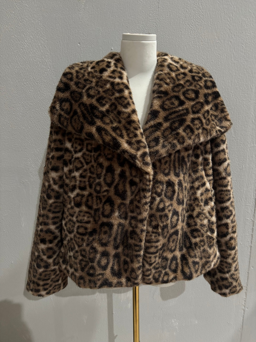 Damen Kurzbolero im Boxy-Cut aus veganem Shaggy-Kunstpelz mit XXL-Schalkragen Nord Taschen