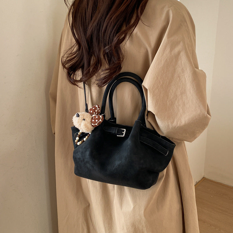 Damen elegante Handtasche mit verspieltem Tieranhänger Nord Taschen