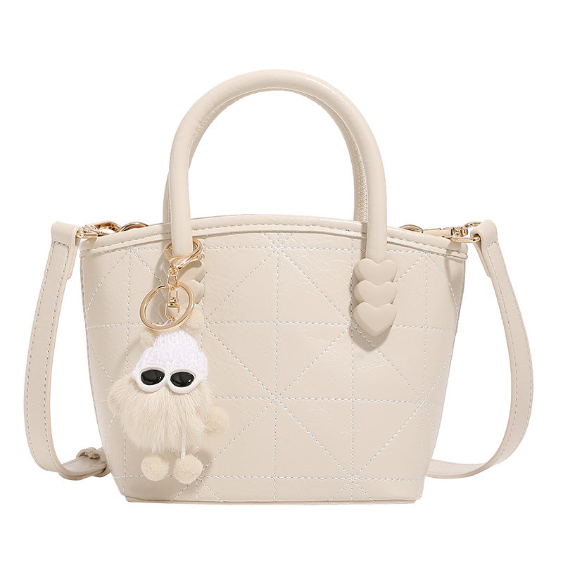 Damen Mini Handtasche mit verspieltem Kettenanhänger Nord Taschen