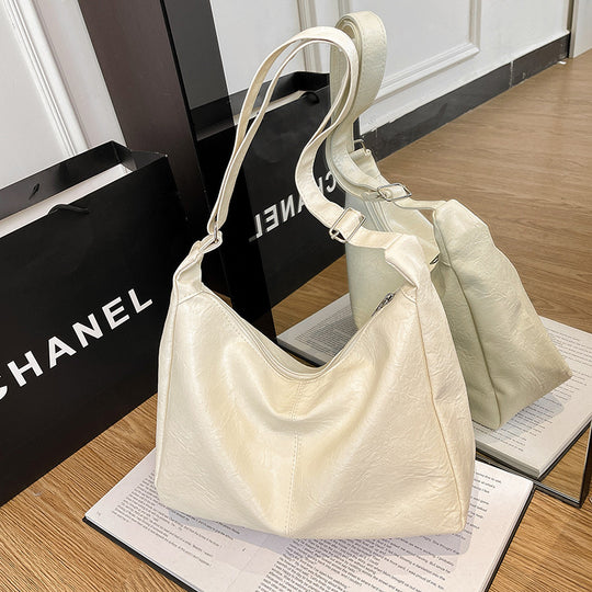 Damen Hobo-Tasche aus weichem Kunstleder mit dekorativen Anhängern Nord Taschen