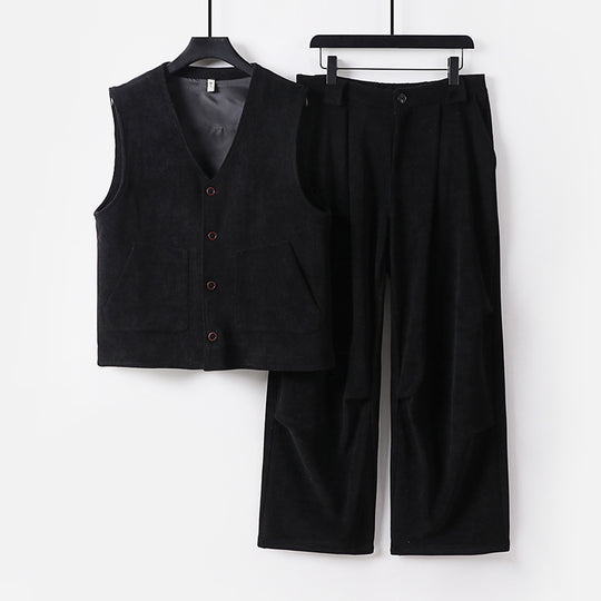 Herren Cord-Loungewear-Set mit V-Ausschnitt Weste und weiten Bundfaltenhose Nord Taschen