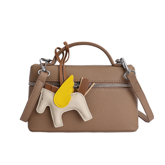 Damen hochwertige Handtasche mit strukturiertem Design und verspieltem Anhänger Nord Taschen
