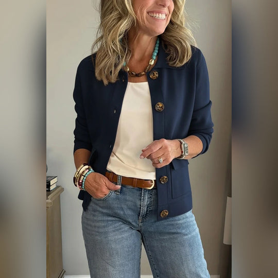Damen Kurzstrickjacke mit Hemdkragen, aufgesetzten Taschen und Hornknöpfen Nord Taschen