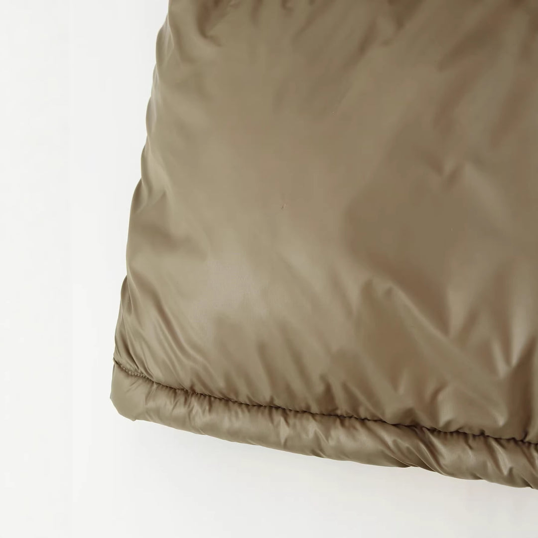 Damen Kurz geschnittene Steppjacke mit Kapuze hohem Stehkragen und aufgesetzten Klappentaschen Nord Taschen