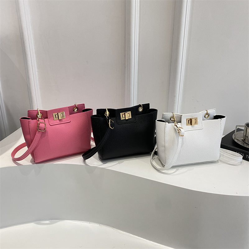 Damen Umhängetasche mit elegantem Klappverschluss und strukturiertem Leder Nord Taschen