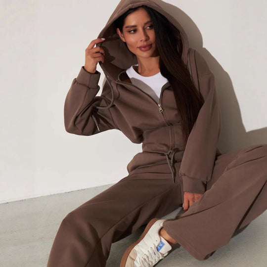 Damen kurzes Kapuzen-Zipshirt mit tailliertem Tunnelzug und weit geschnittene High-Waist-Loungehose Nord Taschen