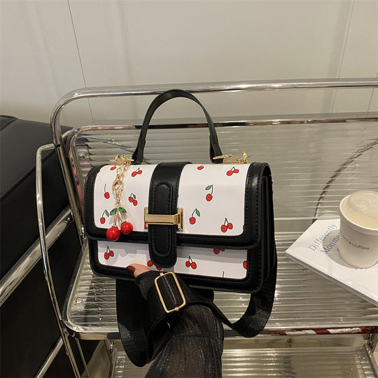 Damen Umhängetasche mit fruchtigem Kirschmotiv und schickem Anhänger Nord Taschen
