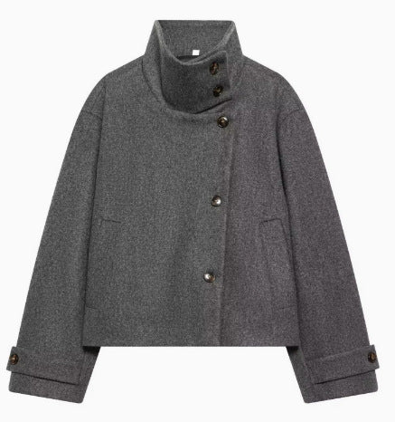 Damen 9800+ kurze boxy‑Wollmix‑Jacke mit hohem Funnelkragen, asymmetrischer Knopfleiste und verstellbaren Manschetten Nord Taschen