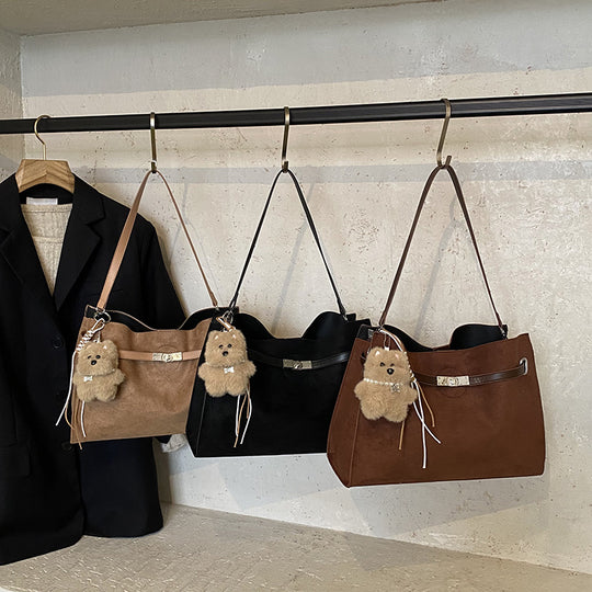 Damen elegante Umhängetasche aus weichem Wildleder mit abnehmbarem Plüschanhänger Nord Taschen