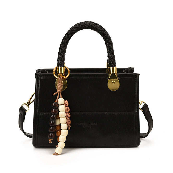 Damen elegante Handtasche mit geflochtenem Henkel und dekorativem Anhänger Nord Taschen