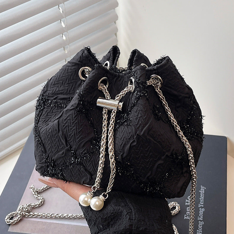 Damen Beuteltasche mit dekorativen Kettenakzenten und schimmernden Perlen Nord Taschen