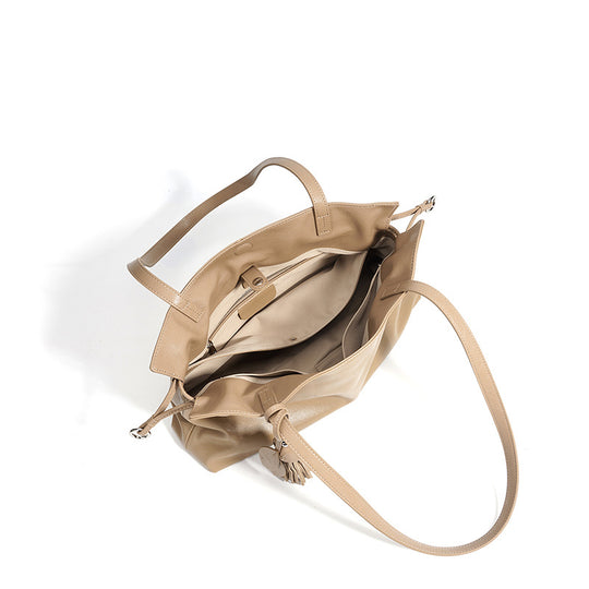 Damen Handtasche aus hochwertigem Kunstleder mit auffälligem Quastenanhänger Nord Taschen